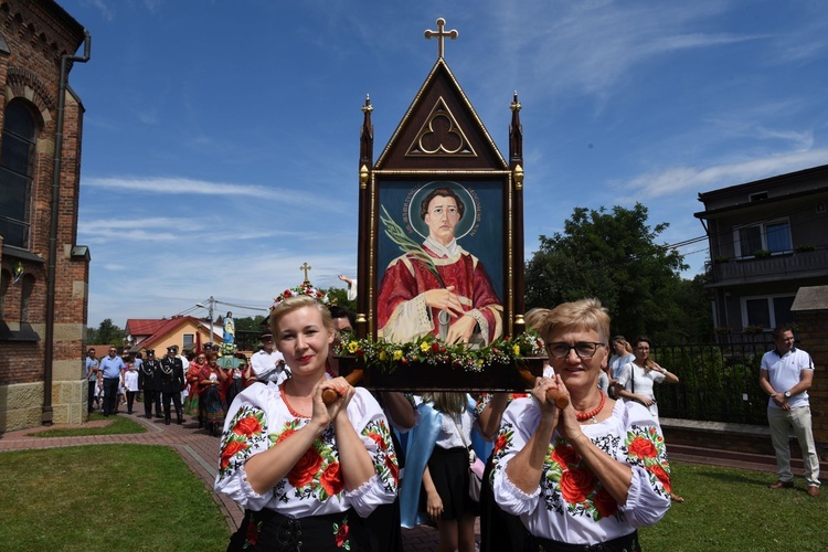 Panie w nowych strojach niosą nowy feretron z obrazami św. Wawrzyńca (awers) i św. Kingi (rewers).