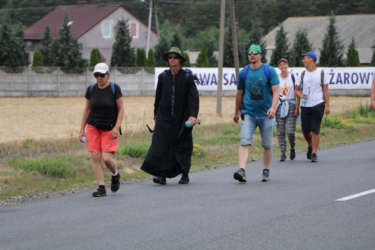 Grupa biało-brązowa w drodze na Jasną Górę