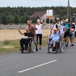 Grupa biało-brązowa w drodze na Jasną Górę