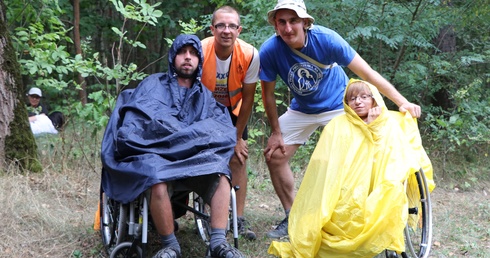 Osoby niepełnosprawne poprzez swoją radość i wdzięczność tworzą w grupie niesamowity klimat.