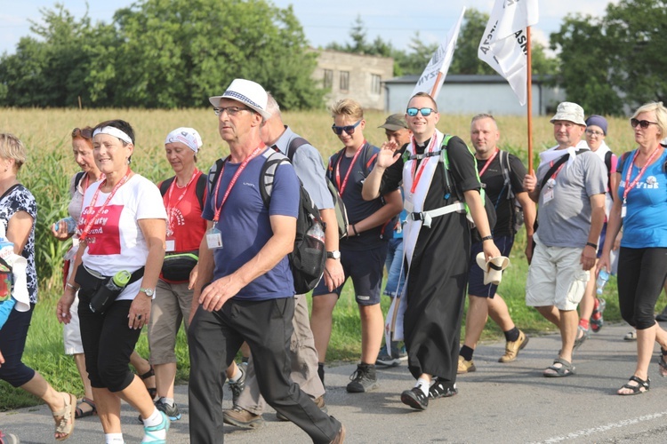 28. Pielgrzymka Cieszyńska 2019 na trasie - w Bziu Zameckim