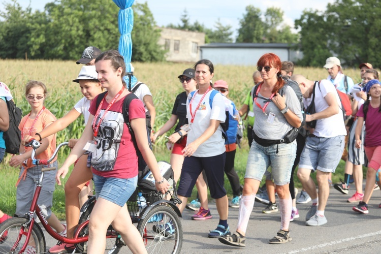 28. Pielgrzymka Cieszyńska 2019 na trasie - w Bziu Zameckim