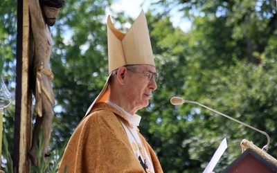 Abp Alfons Nossol głosi kazanie podczas jubileuszu sanktuarium św. Jacka.