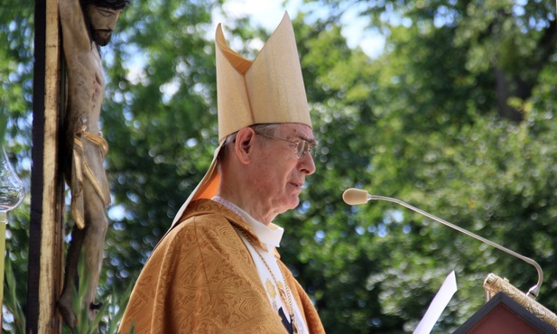 Abp Alfons Nossol głosi kazanie podczas jubileuszu sanktuarium św. Jacka.