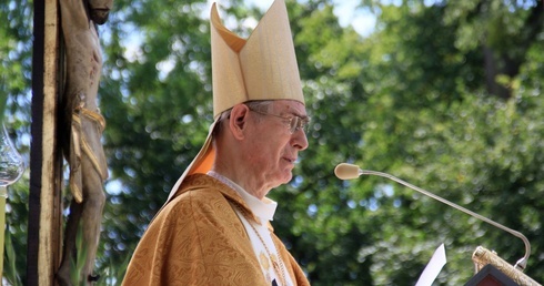 Abp Alfons Nossol głosi kazanie podczas jubileuszu sanktuarium św. Jacka.