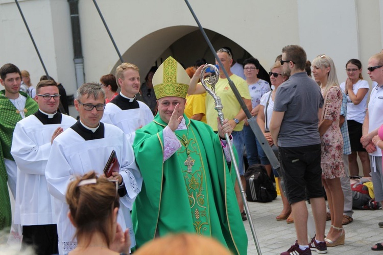 Oczekiwanie na pieszych pielgrzymów jasnogórskich i Msza święta - 2019