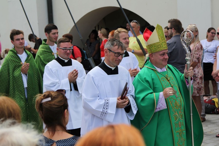 Oczekiwanie na pieszych pielgrzymów jasnogórskich i Msza święta - 2019