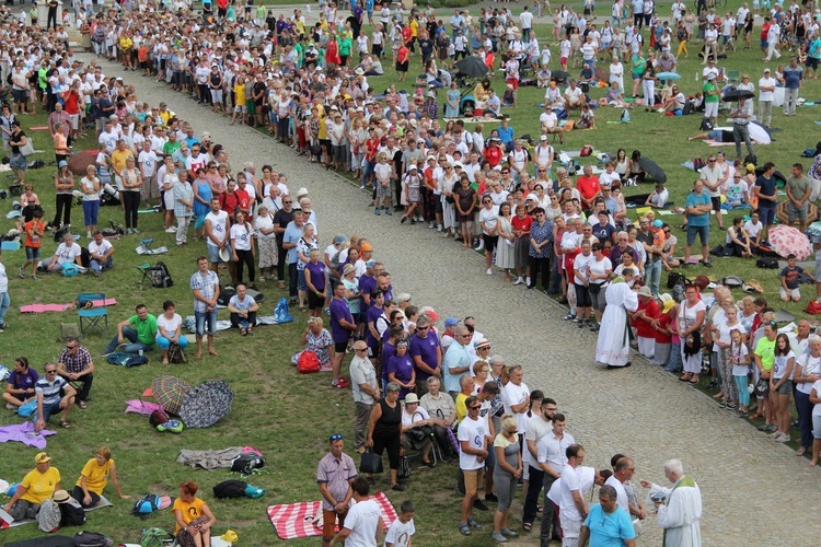 Oczekiwanie na pieszych pielgrzymów jasnogórskich i Msza święta - 2019