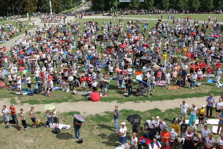 Oczekiwanie na pieszych pielgrzymów jasnogórskich i Msza święta - 2019