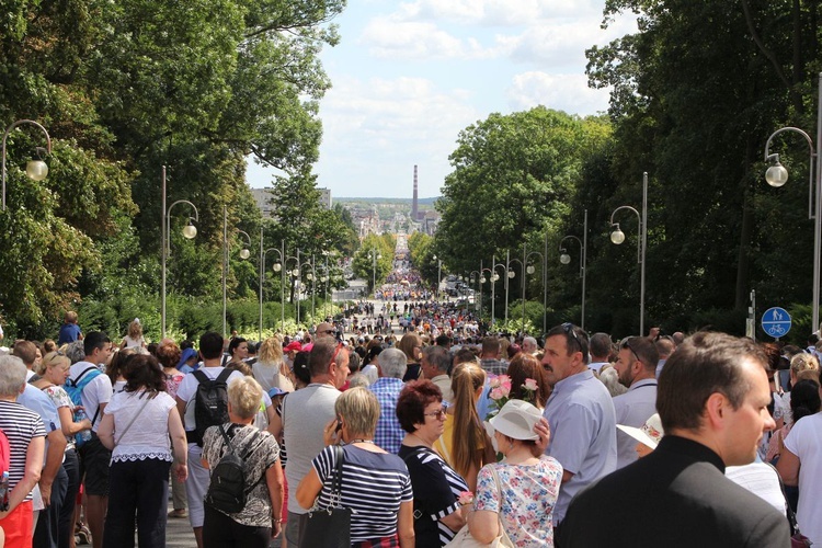 Oczekiwanie na pieszych pielgrzymów jasnogórskich i Msza święta - 2019