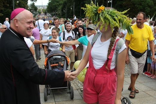 Powitanie 28. Pielgrzymki Diecezji Bielsko-Żywieckiej - grupy hałcnowskie na Jasnej Górze - 2019; cz. 1