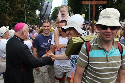 Powitanie 28. Pielgrzymki Diecezji Bielsko-Żywieckiej - grupy hałcnowskie na Jasnej Górze - 2019; cz. 1