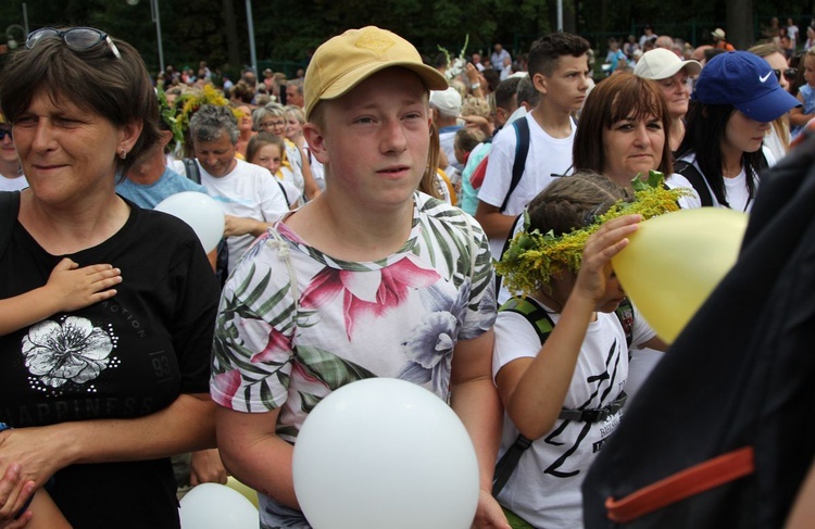 Powitanie 28. Pielgrzymki Diecezji Bielsko-Żywieckiej - grupy hałcnowskie na Jasnej Górze - 2019; cz. 1