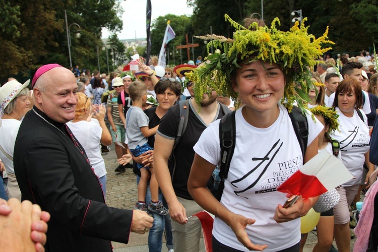 Powitanie 28. Pielgrzymki Diecezji Bielsko-Żywieckiej - grupy hałcnowskie na Jasnej Górze - 2019; cz. 1