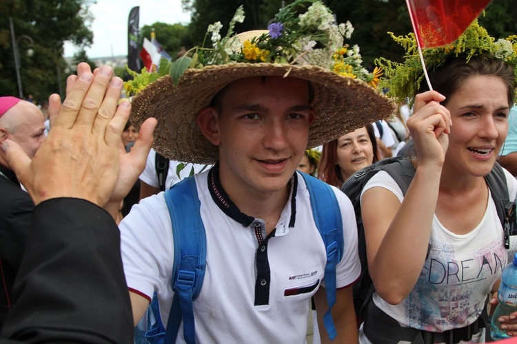 Powitanie 28. Pielgrzymki Diecezji Bielsko-Żywieckiej - grupy hałcnowskie na Jasnej Górze - 2019; cz. 1