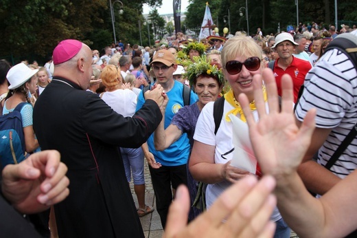 Powitanie 28. Pielgrzymki Diecezji Bielsko-Żywieckiej - grupy hałcnowskie na Jasnej Górze - 2019; cz. 1