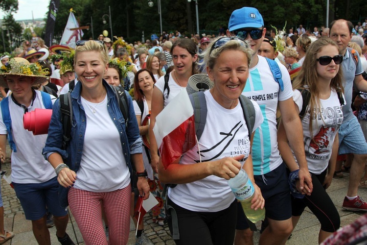 Powitanie 28. Pielgrzymki Diecezji Bielsko-Żywieckiej - grupy hałcnowskie na Jasnej Górze - 2019; cz. 1