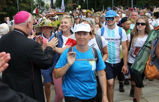 Powitanie 28. Pielgrzymki Diecezji Bielsko-Żywieckiej - grupy hałcnowskie na Jasnej Górze - 2019; cz. 1