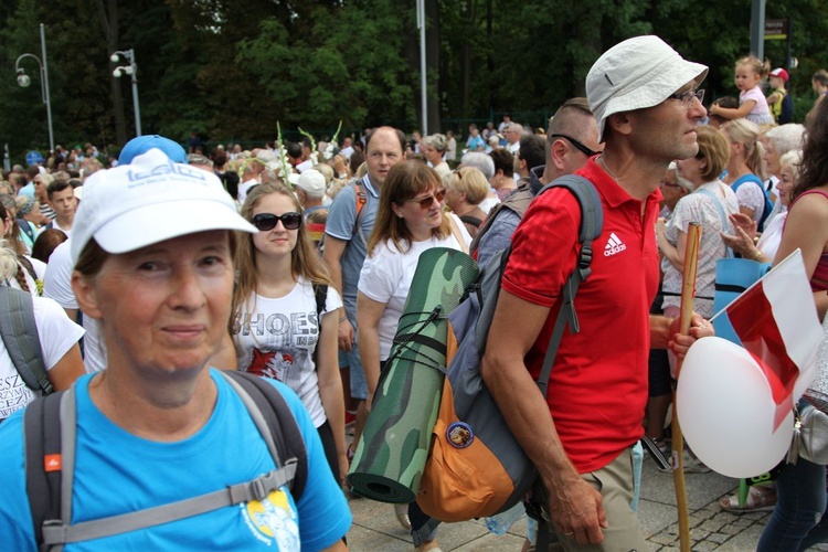 Powitanie 28. Pielgrzymki Diecezji Bielsko-Żywieckiej - grupy hałcnowskie na Jasnej Górze - 2019; cz. 1