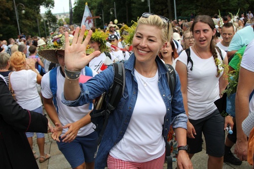 Powitanie 28. Pielgrzymki Diecezji Bielsko-Żywieckiej - grupy hałcnowskie na Jasnej Górze - 2019; cz. 1
