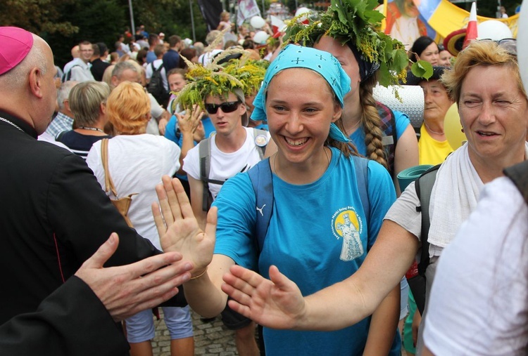 Powitanie 28. Pielgrzymki Diecezji Bielsko-Żywieckiej - grupy hałcnowskie na Jasnej Górze - 2019; cz. 1