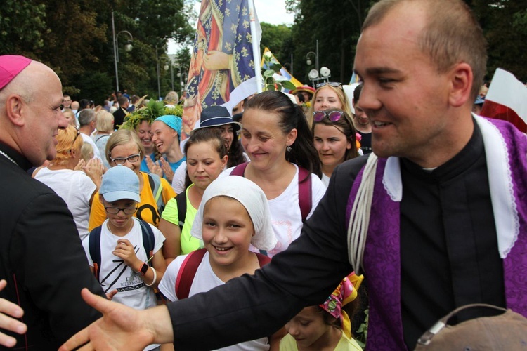 Powitanie 28. Pielgrzymki Diecezji Bielsko-Żywieckiej - grupy hałcnowskie na Jasnej Górze - 2019; cz. 1