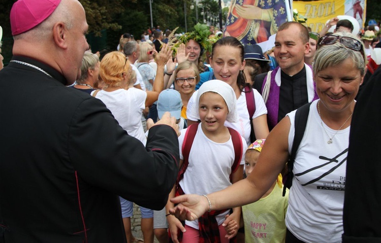 Powitanie 28. Pielgrzymki Diecezji Bielsko-Żywieckiej - grupy hałcnowskie na Jasnej Górze - 2019; cz. 1