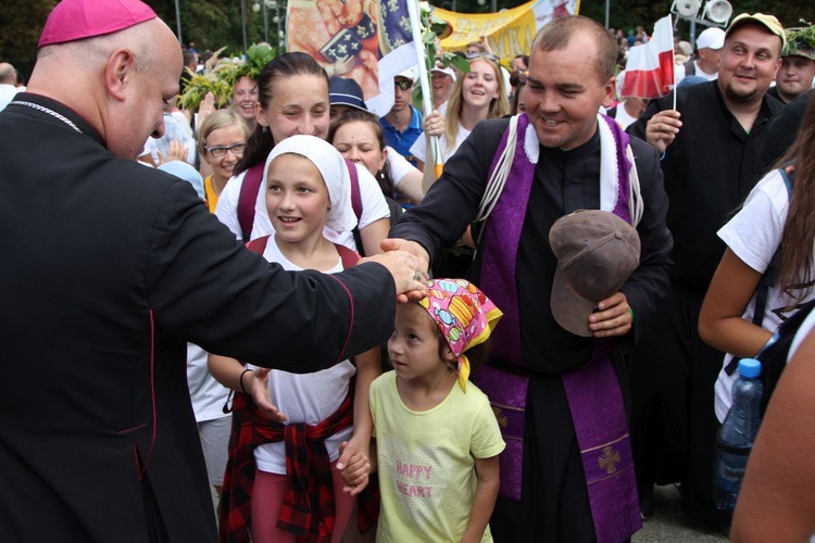 Powitanie 28. Pielgrzymki Diecezji Bielsko-Żywieckiej - grupy hałcnowskie na Jasnej Górze - 2019; cz. 1