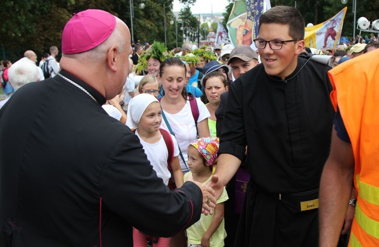 Powitanie 28. Pielgrzymki Diecezji Bielsko-Żywieckiej - grupy hałcnowskie na Jasnej Górze - 2019; cz. 1