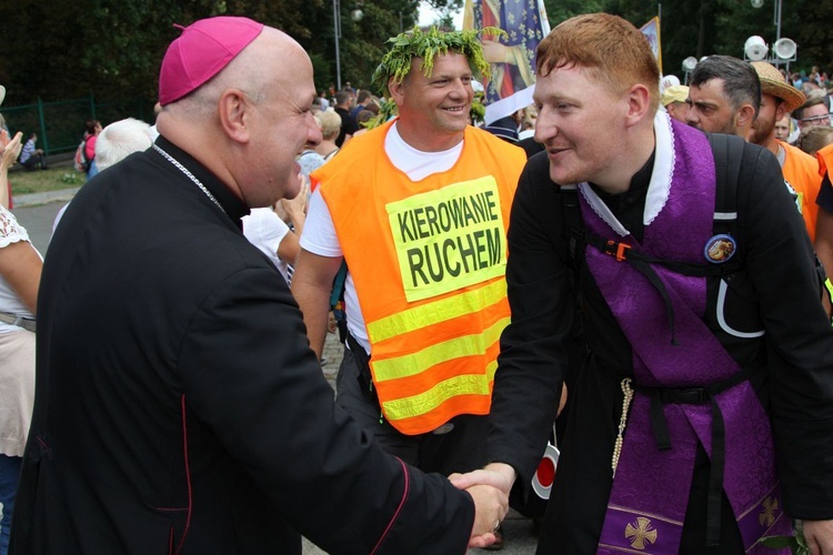 Powitanie 28. Pielgrzymki Diecezji Bielsko-Żywieckiej - grupy hałcnowskie na Jasnej Górze - 2019; cz. 1