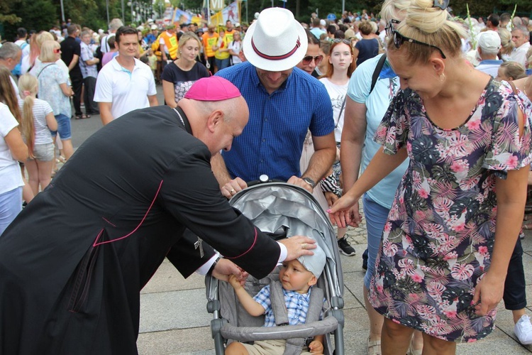 Powitanie 28. Pielgrzymki Diecezji Bielsko-Żywieckiej - grupy hałcnowskie na Jasnej Górze - 2019; cz. 1