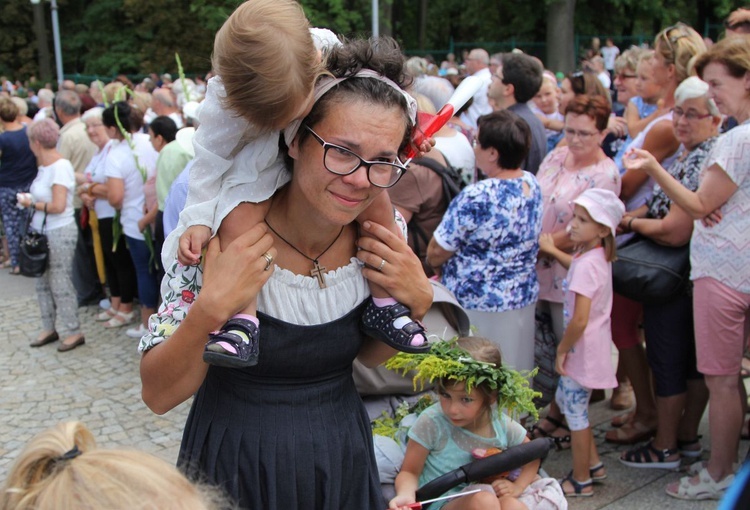 Powitanie 28. Pielgrzymki Diecezji Bielsko-Żywieckiej - grupy hałcnowskie na Jasnej Górze - 2019; cz. 1