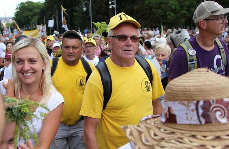 Powitanie 28. Pielgrzymki Diecezji Bielsko-Żywieckiej - grupy hałcnowskie na Jasnej Górze - 2019; cz. 1