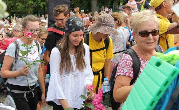 Powitanie 28. Pielgrzymki Diecezji Bielsko-Żywieckiej - grupy hałcnowskie na Jasnej Górze - 2019; cz. 1