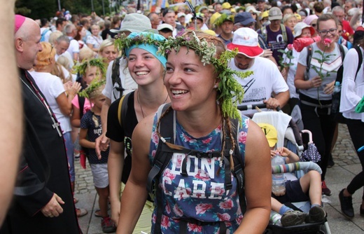 Powitanie 28. Pielgrzymki Diecezji Bielsko-Żywieckiej - grupy hałcnowskie na Jasnej Górze - 2019; cz. 1