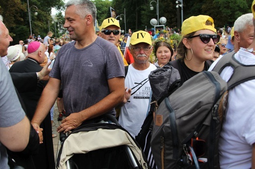 Powitanie 28. Pielgrzymki Diecezji Bielsko-Żywieckiej - grupy hałcnowskie na Jasnej Górze - 2019; cz. 1