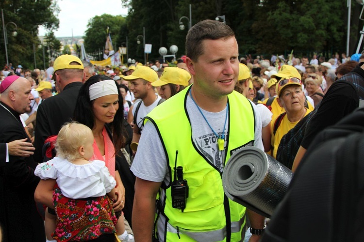 Powitanie 28. Pielgrzymki Diecezji Bielsko-Żywieckiej - grupy hałcnowskie na Jasnej Górze - 2019; cz. 1