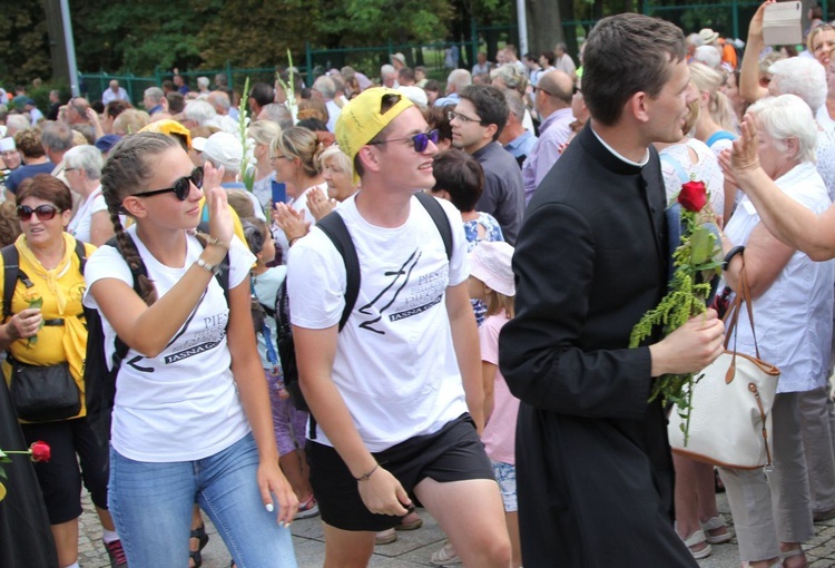 Powitanie 28. Pielgrzymki Diecezji Bielsko-Żywieckiej - grupy hałcnowskie na Jasnej Górze - 2019; cz. 1