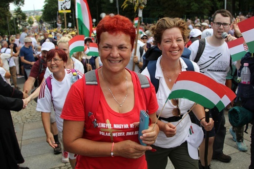 Powitanie 28. Pielgrzymki Diecezji Bielsko-Żywieckiej - grupy hałcnowskie na Jasnej Górze - 2019; cz. 1