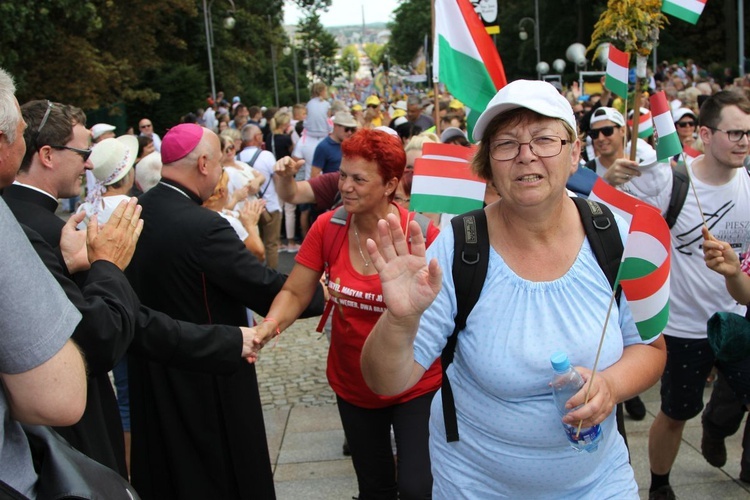 Powitanie 28. Pielgrzymki Diecezji Bielsko-Żywieckiej - grupy hałcnowskie na Jasnej Górze - 2019; cz. 1