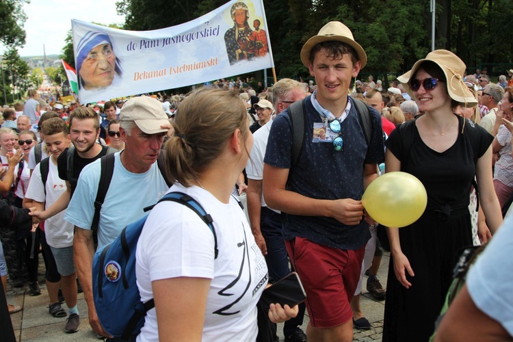 Powitanie 28. Pielgrzymki Diecezji Bielsko-Żywieckiej - grupy hałcnowskie na Jasnej Górze - 2019; cz. 1