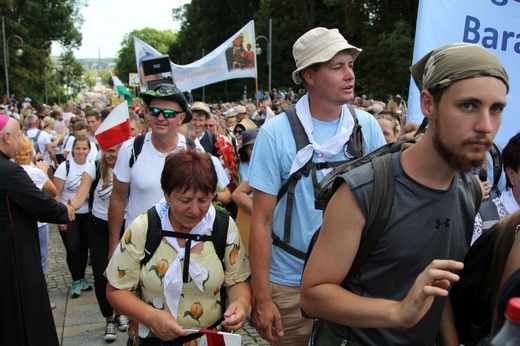 Powitanie 28. Pielgrzymki Diecezji Bielsko-Żywieckiej - grupy hałcnowskie na Jasnej Górze - 2019; cz. 1