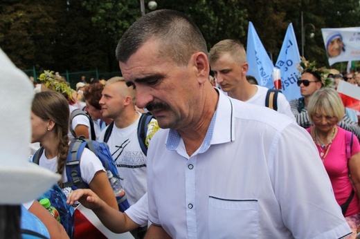 Powitanie 28. Pielgrzymki Diecezji Bielsko-Żywieckiej - grupy hałcnowskie na Jasnej Górze - 2019; cz. 1