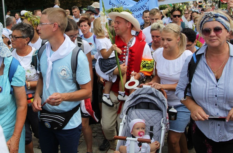 Powitanie 28. Pielgrzymki Diecezji Bielsko-Żywieckiej - grupy hałcnowskie na Jasnej Górze - 2019; cz. 1