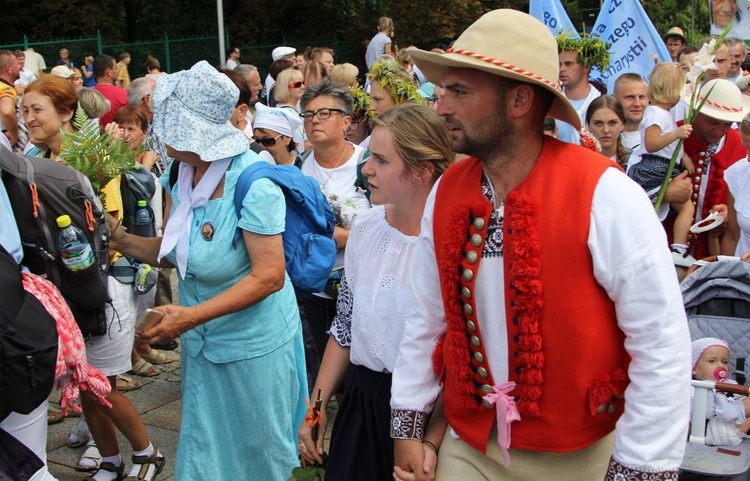 Powitanie 28. Pielgrzymki Diecezji Bielsko-Żywieckiej - grupy hałcnowskie na Jasnej Górze - 2019; cz. 1