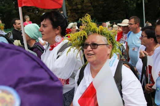 Powitanie 28. Pielgrzymki Diecezji Bielsko-Żywieckiej - grupy hałcnowskie na Jasnej Górze - 2019; cz. 1