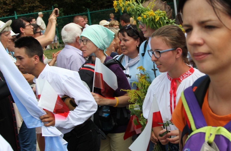 Powitanie 28. Pielgrzymki Diecezji Bielsko-Żywieckiej - grupy hałcnowskie na Jasnej Górze - 2019; cz. 1