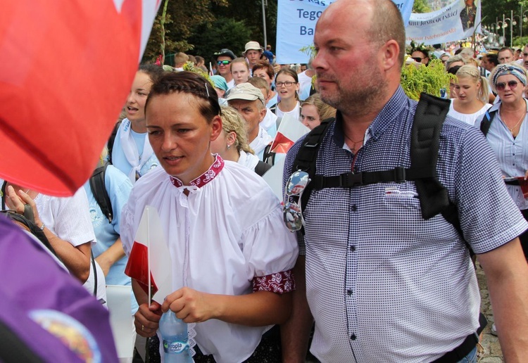 Powitanie 28. Pielgrzymki Diecezji Bielsko-Żywieckiej - grupy hałcnowskie na Jasnej Górze - 2019; cz. 1