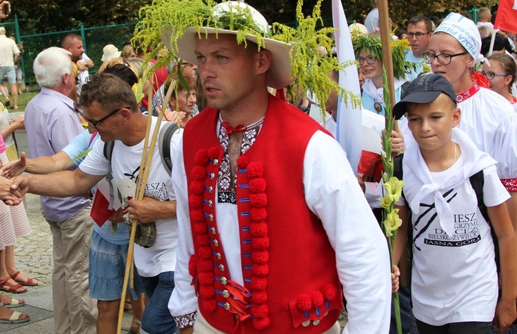 Powitanie 28. Pielgrzymki Diecezji Bielsko-Żywieckiej - grupy hałcnowskie na Jasnej Górze - 2019; cz. 1