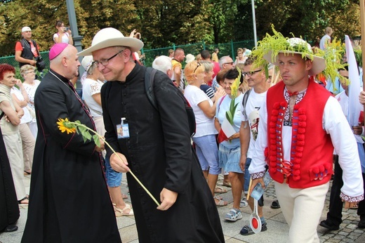Powitanie 28. Pielgrzymki Diecezji Bielsko-Żywieckiej - grupy hałcnowskie na Jasnej Górze - 2019; cz. 1